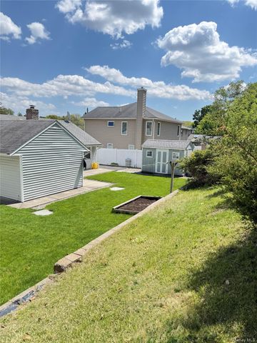 16 Greenway Circle, Syosset, NY 11791