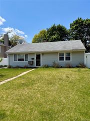 16 Greenway Circle, Syosset, NY 11791