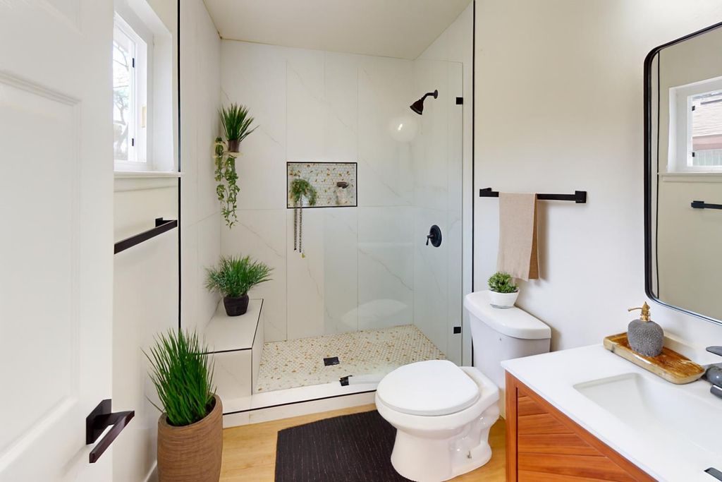 Image 10 of property listing at 4264 Holt, Fresno, CA 93705