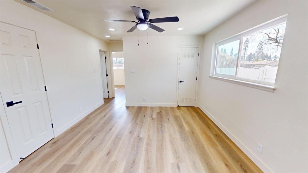 Image 13 of property listing at 4264 Holt, Fresno, CA 93705