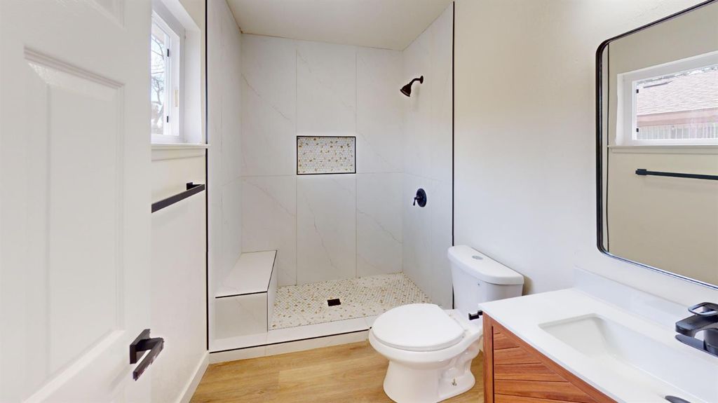 Image 15 of property listing at 4264 Holt, Fresno, CA 93705