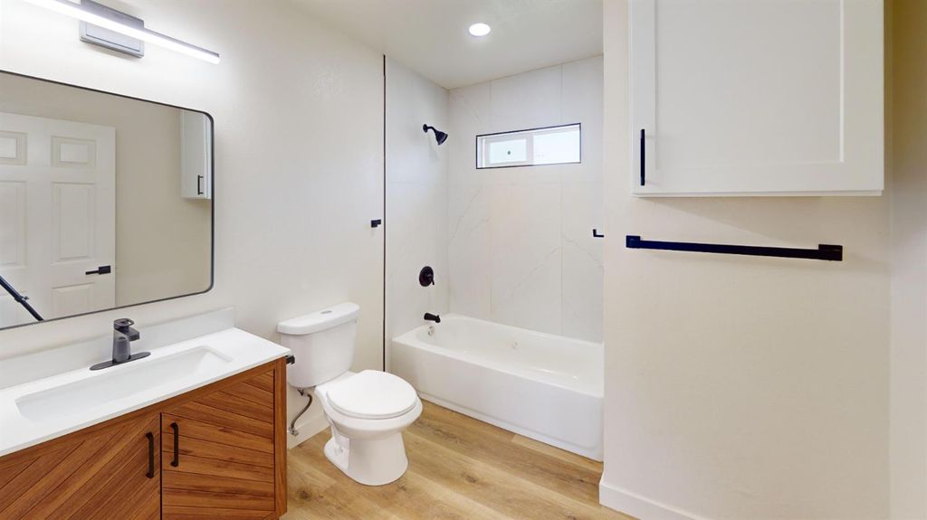 Image 16 of property listing at 4264 Holt, Fresno, CA 93705