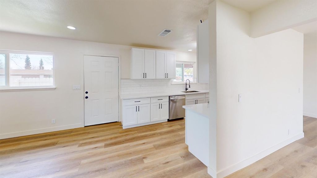 Image 22 of property listing at 4264 Holt, Fresno, CA 93705