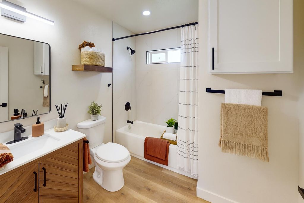 Image 9 of property listing at 4264 Holt, Fresno, CA 93705