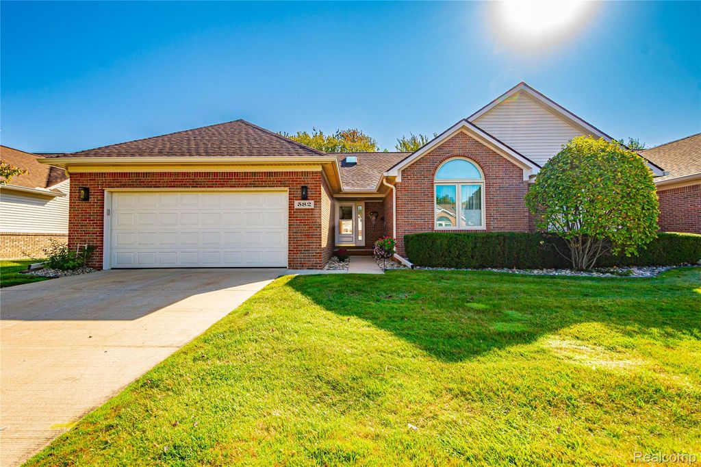 582 Snowbird Circle E Circle E, St. Clair, MI 48079