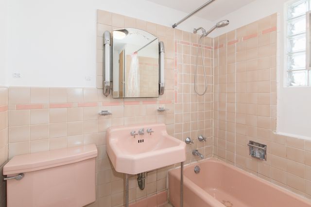 7340 W Keeney Street, Niles, IL 60714