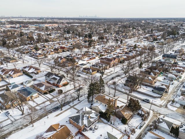 7340 W Keeney Street, Niles, IL 60714