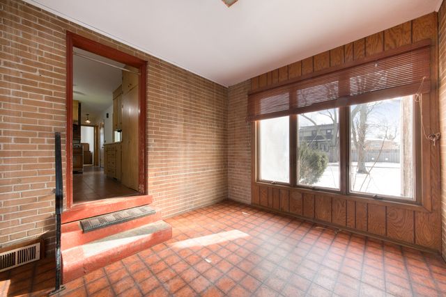 7340 W Keeney Street, Niles, IL 60714