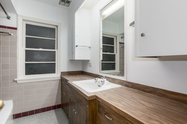 7340 W Keeney Street, Niles, IL 60714