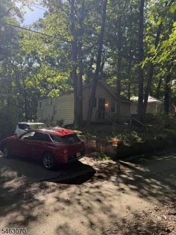 21 Gorge Dr, Wanaque Boro, NJ 07420