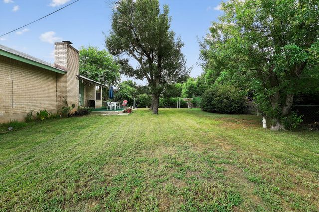 324 McClendon DR, Elgin, TX 78621