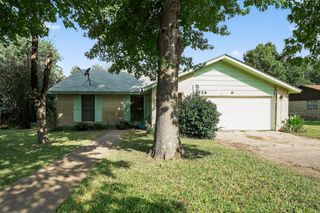 324 McClendon DR, Elgin, TX 78621