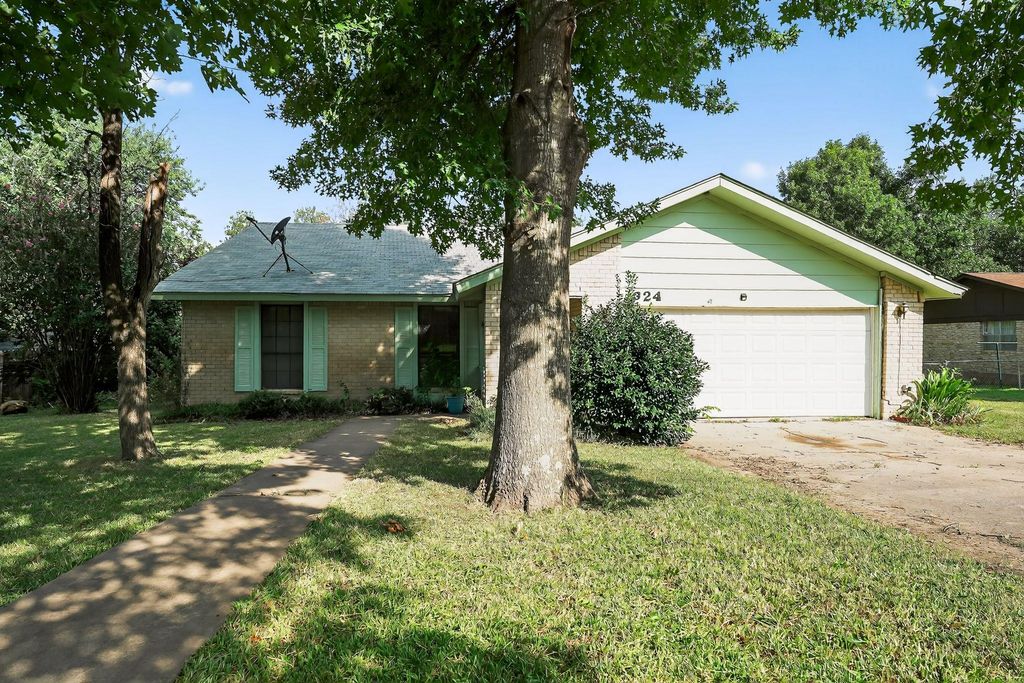 324 McClendon DR, Elgin, TX 78621