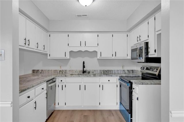 8680 Dutchman Woods Drive, Mobile, AL 36695