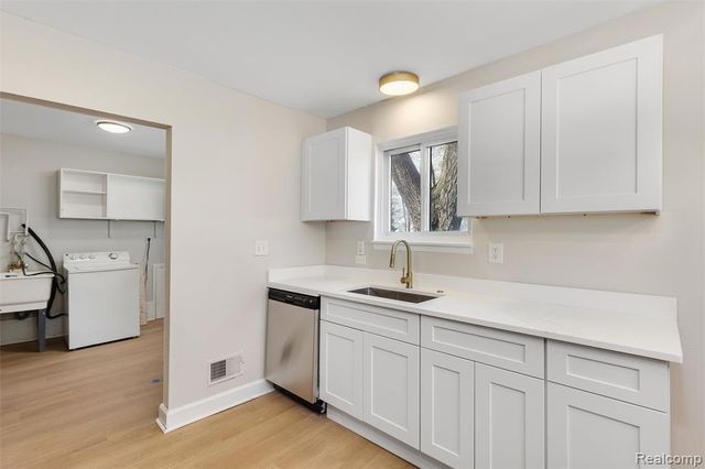 8694 Maxwell Avenue, Warren, MI 48089