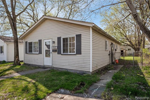 8694 Maxwell Avenue, Warren, MI 48089