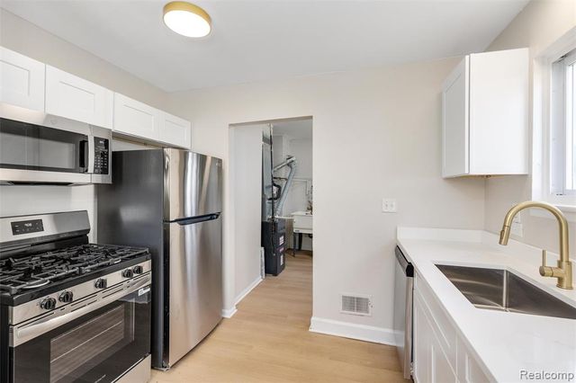 8694 Maxwell Avenue, Warren, MI 48089