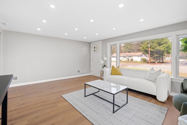 734 W Hollis St, Nashua, NH 03062