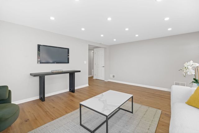 734 W Hollis St, Nashua, NH 03062