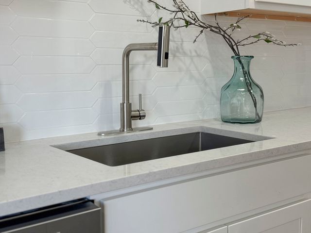 734 W Hollis St, Nashua, NH 03062