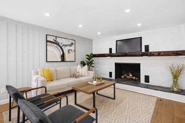 734 W Hollis St, Nashua, NH 03062