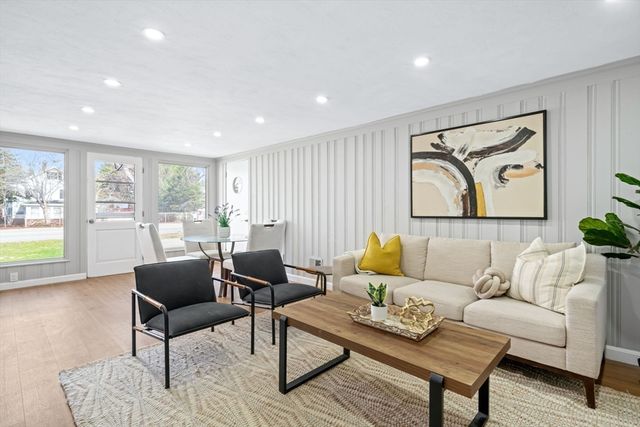 734 W Hollis St, Nashua, NH 03062