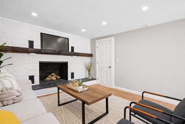 734 W Hollis St, Nashua, NH 03062