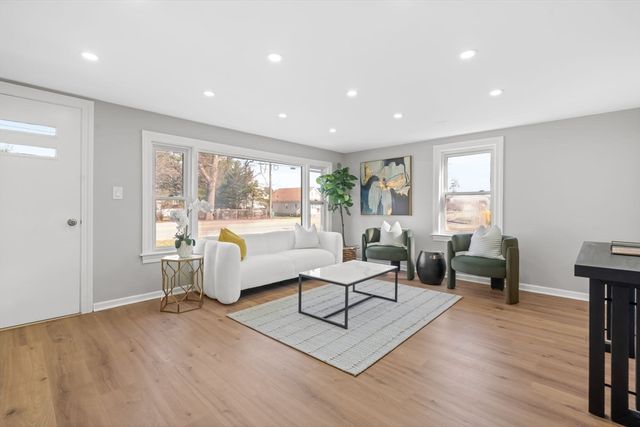 734 W Hollis St, Nashua, NH 03062