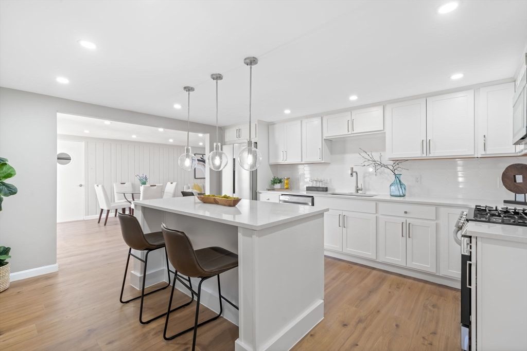 734 W Hollis St, Nashua, NH 03062