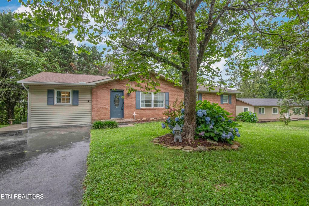 817 W Ridgecrest Drive, Kingston, TN 37763