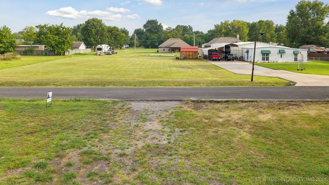 809 NE 5th Street, Wagoner, OK 74467