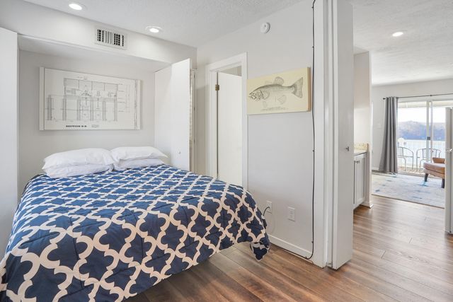 1085 Bluewater Dr Unit 120, Moneta, VA 24121