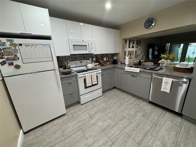 5427 NW 169th St, Miami Gardens, FL 33055