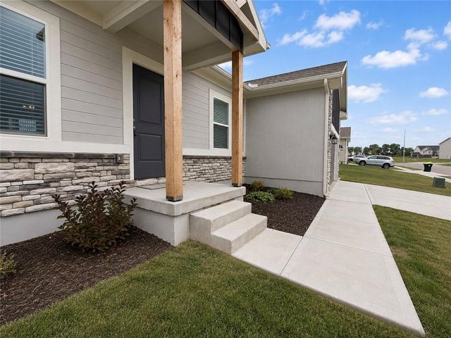910 SW Pintail Drive, Oak Grove, MO 64075