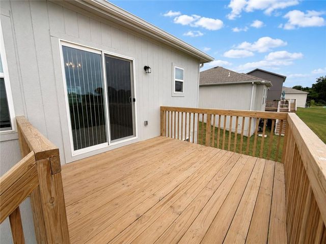 910 SW Pintail Drive, Oak Grove, MO 64075