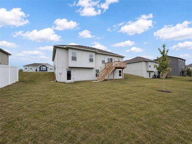 910 SW Pintail Drive, Oak Grove, MO 64075