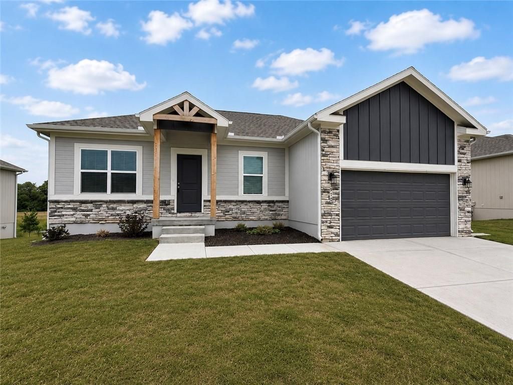 910 SW Pintail Drive, Oak Grove, MO 64075