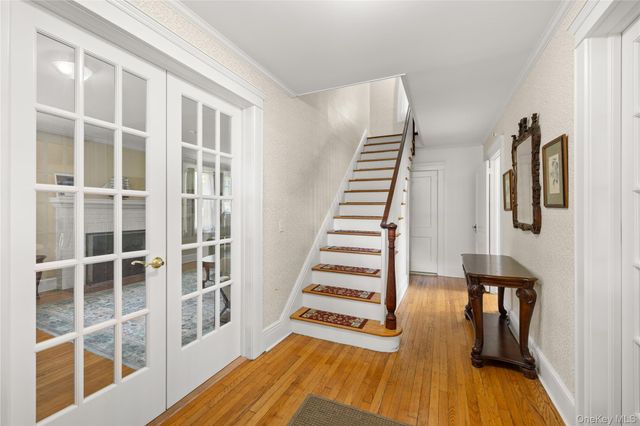 1 S Lakeview Avenue, Brightwaters, NY 11718