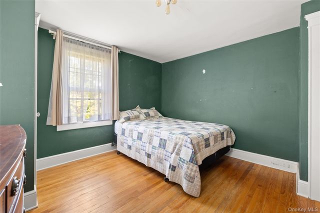 1 S Lakeview Avenue, Brightwaters, NY 11718