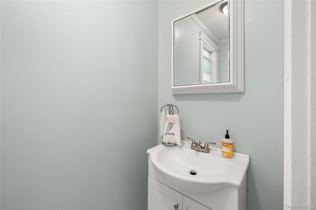 1 S Lakeview Avenue, Brightwaters, NY 11718