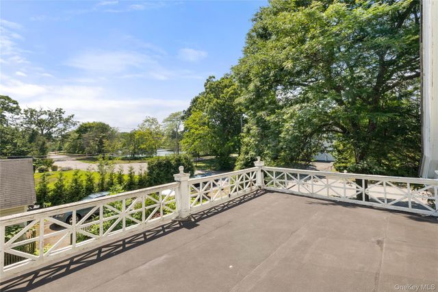 1 S Lakeview Avenue, Brightwaters, NY 11718