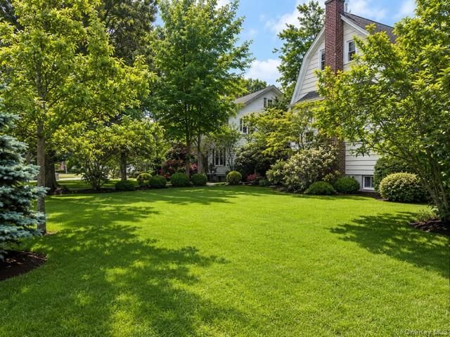 1 S Lakeview Avenue, Brightwaters, NY 11718