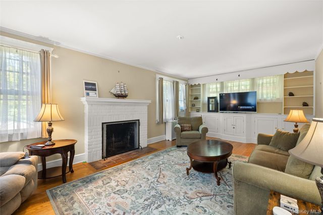1 S Lakeview Avenue, Brightwaters, NY 11718