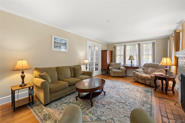 1 S Lakeview Avenue, Brightwaters, NY 11718