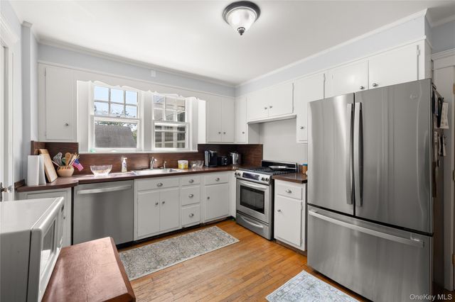 1 S Lakeview Avenue, Brightwaters, NY 11718