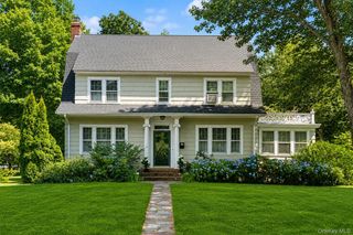 1 S Lakeview Avenue, Brightwaters, NY 11718