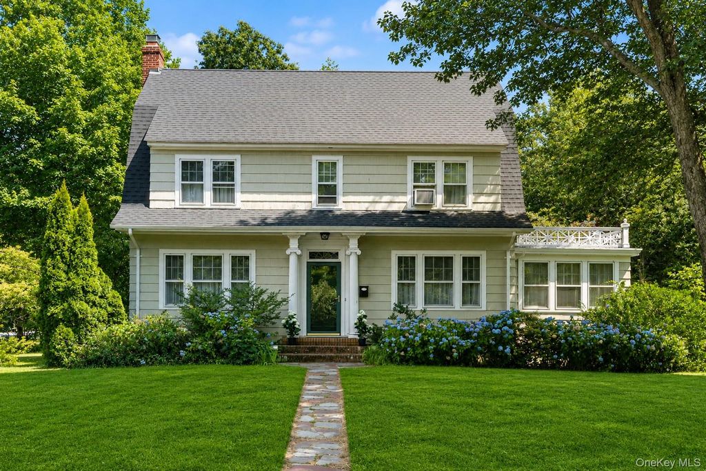 1 S Lakeview Avenue, Brightwaters, NY 11718