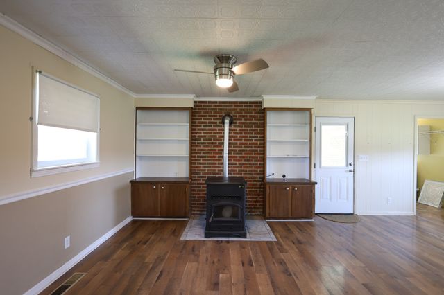 968 Old Nashville Hwy, Mc Ewen, TN 37101