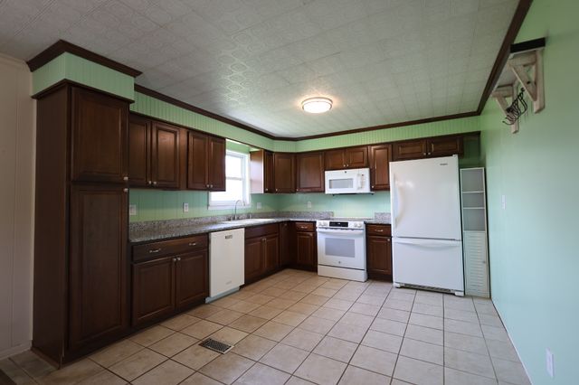968 Old Nashville Hwy, Mc Ewen, TN 37101