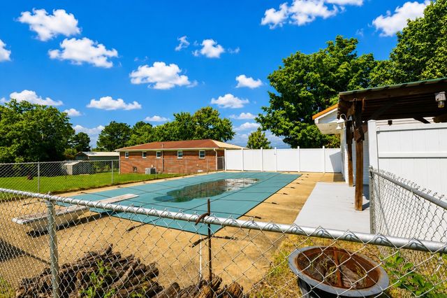 968 Old Nashville Hwy, Mc Ewen, TN 37101